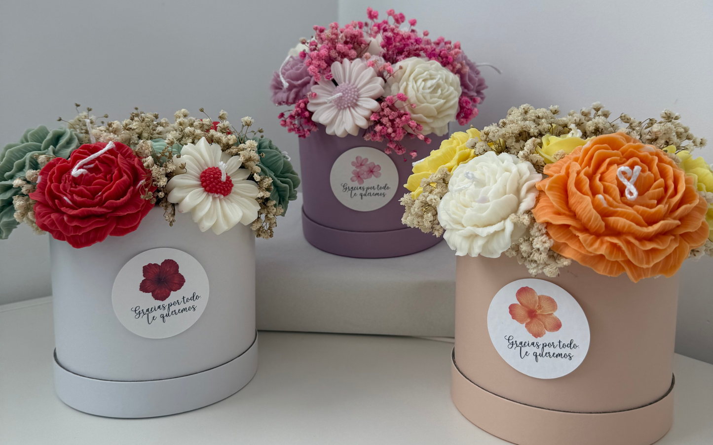 Elegante arreglo floral de velas - caja blanca