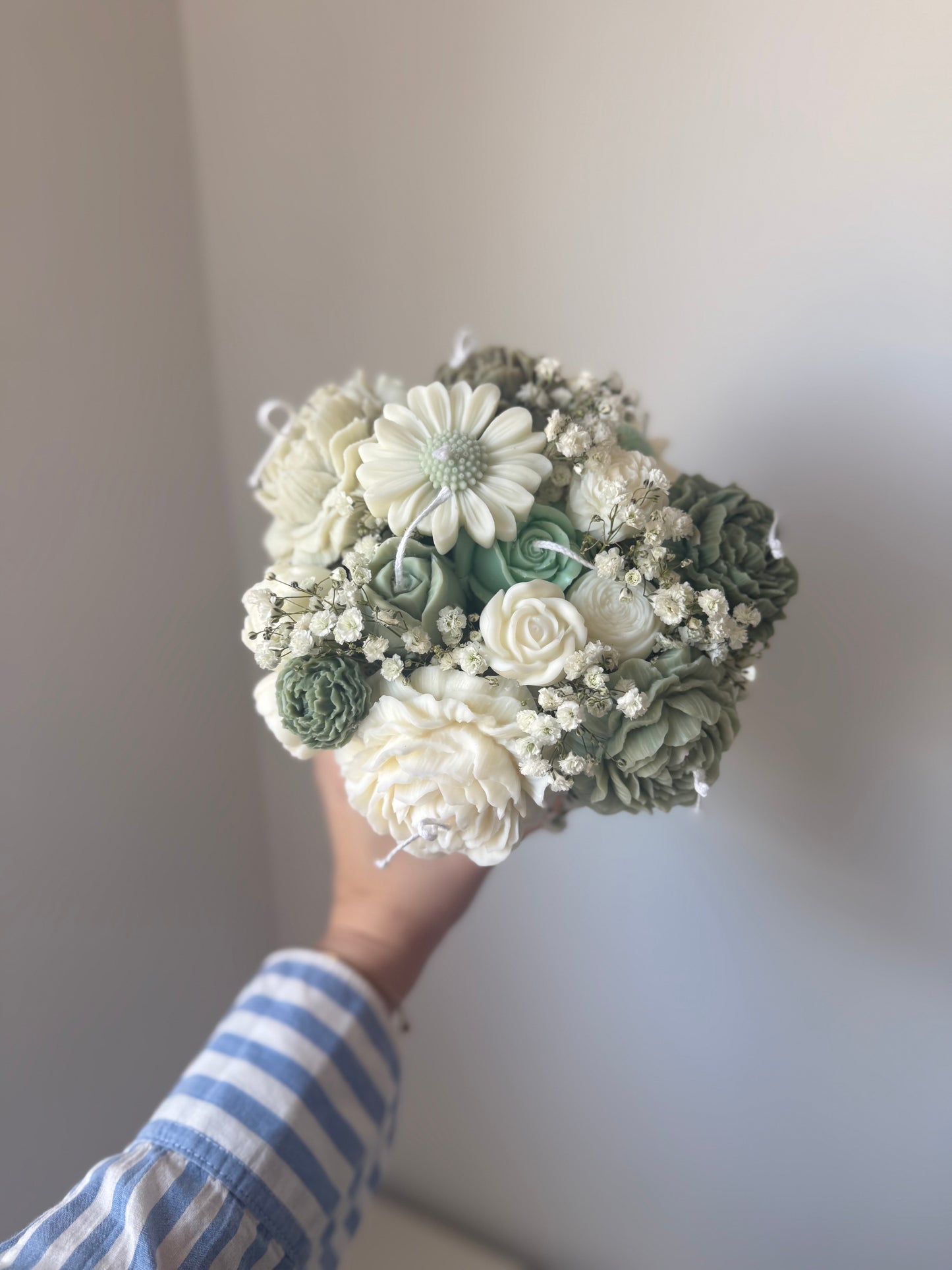 Elegante arreglo floral de velas - caja blanca