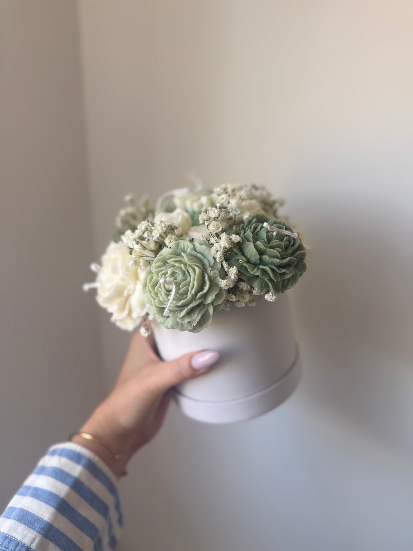 Elegante arreglo floral de velas - caja blanca