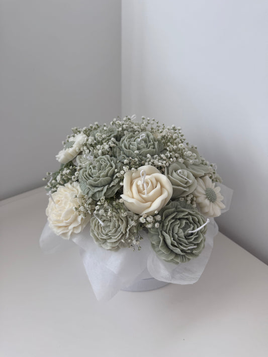 Elegante arreglo floral de velas - caja blanca