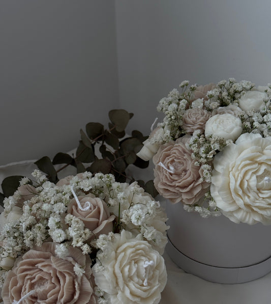 Elegante arreglo floral de velas - caja blanca