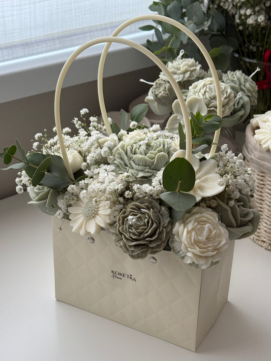 Elegante arreglo floral de velas tonos verdes y blancos - bolso beige