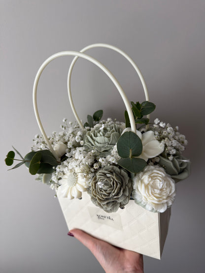 Elegante arreglo floral de velas tonos verdes y blancos - bolso beige