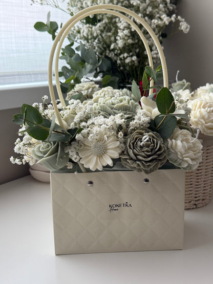 Elegante arreglo floral de velas tonos verdes y blancos - bolso beige